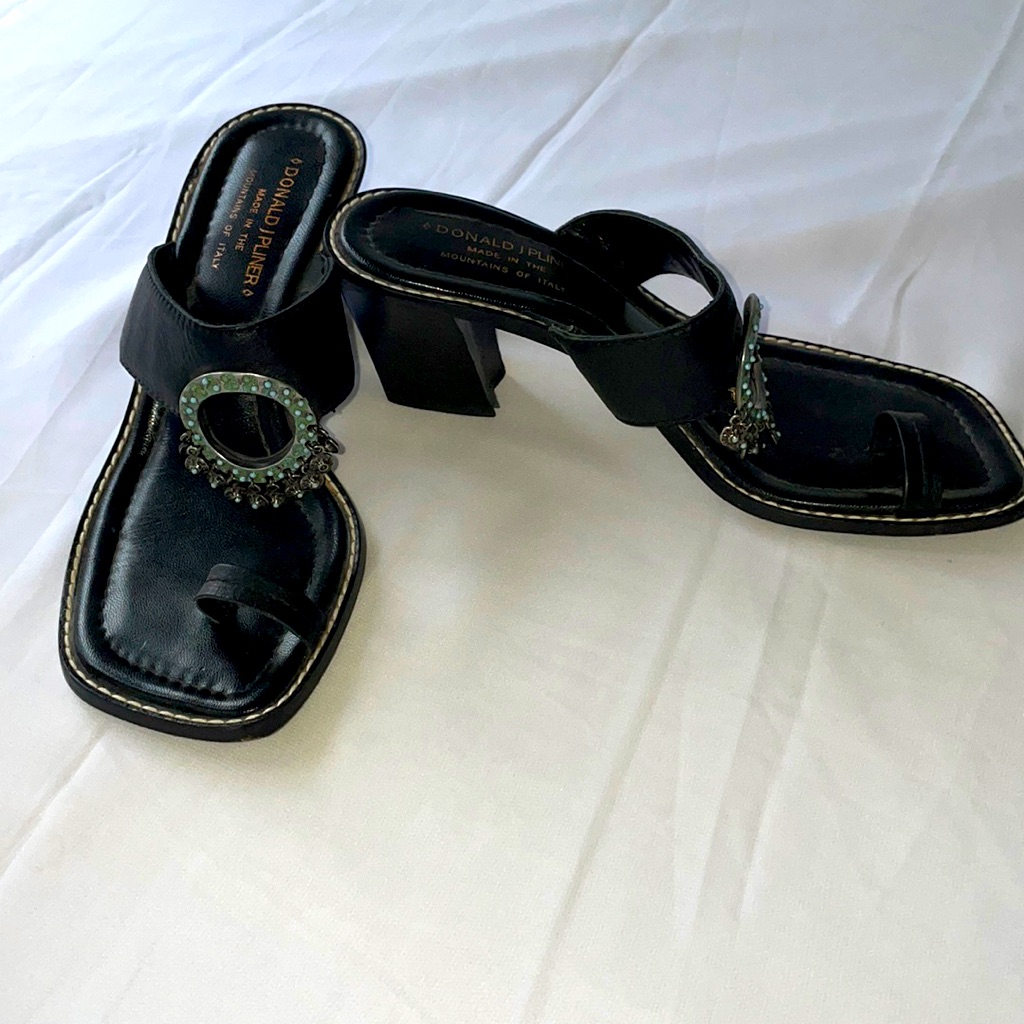 Euc Donald J Pliner Black Heeled Sandals With Silver Metal Decor, Size 7.5 Tango